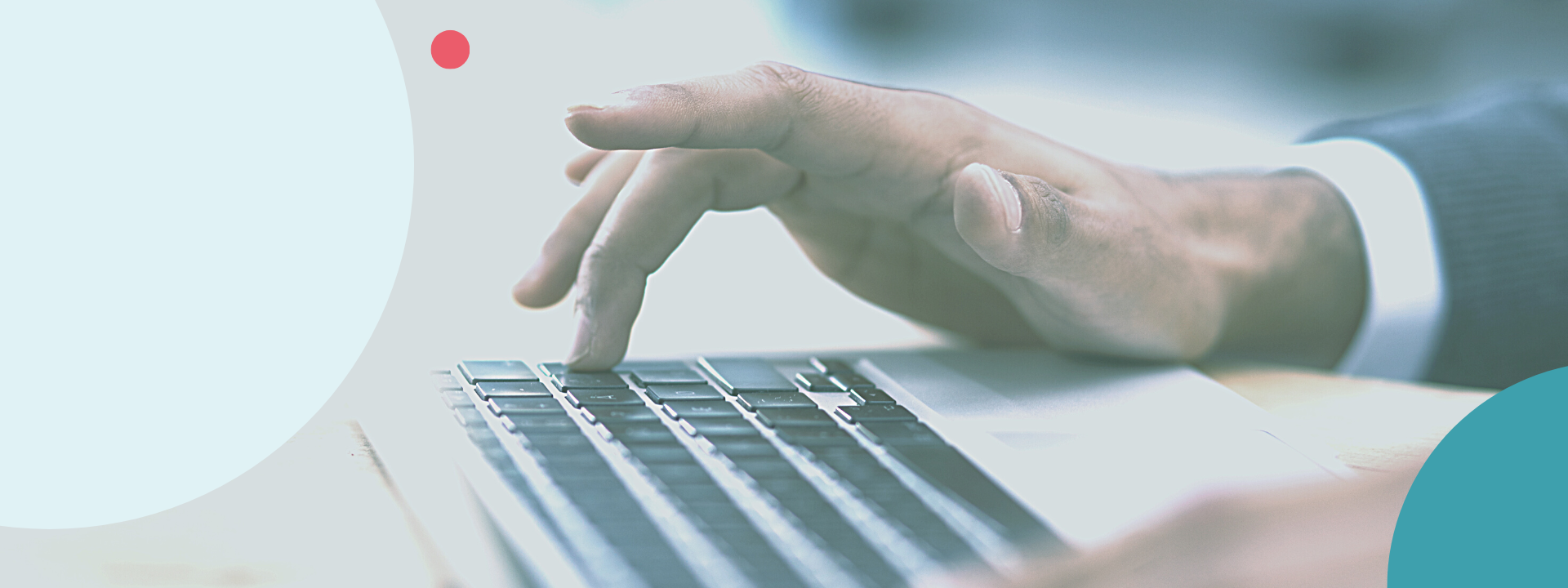 KI-Prompting – Ein Mann schreibt auf einer Tastatur