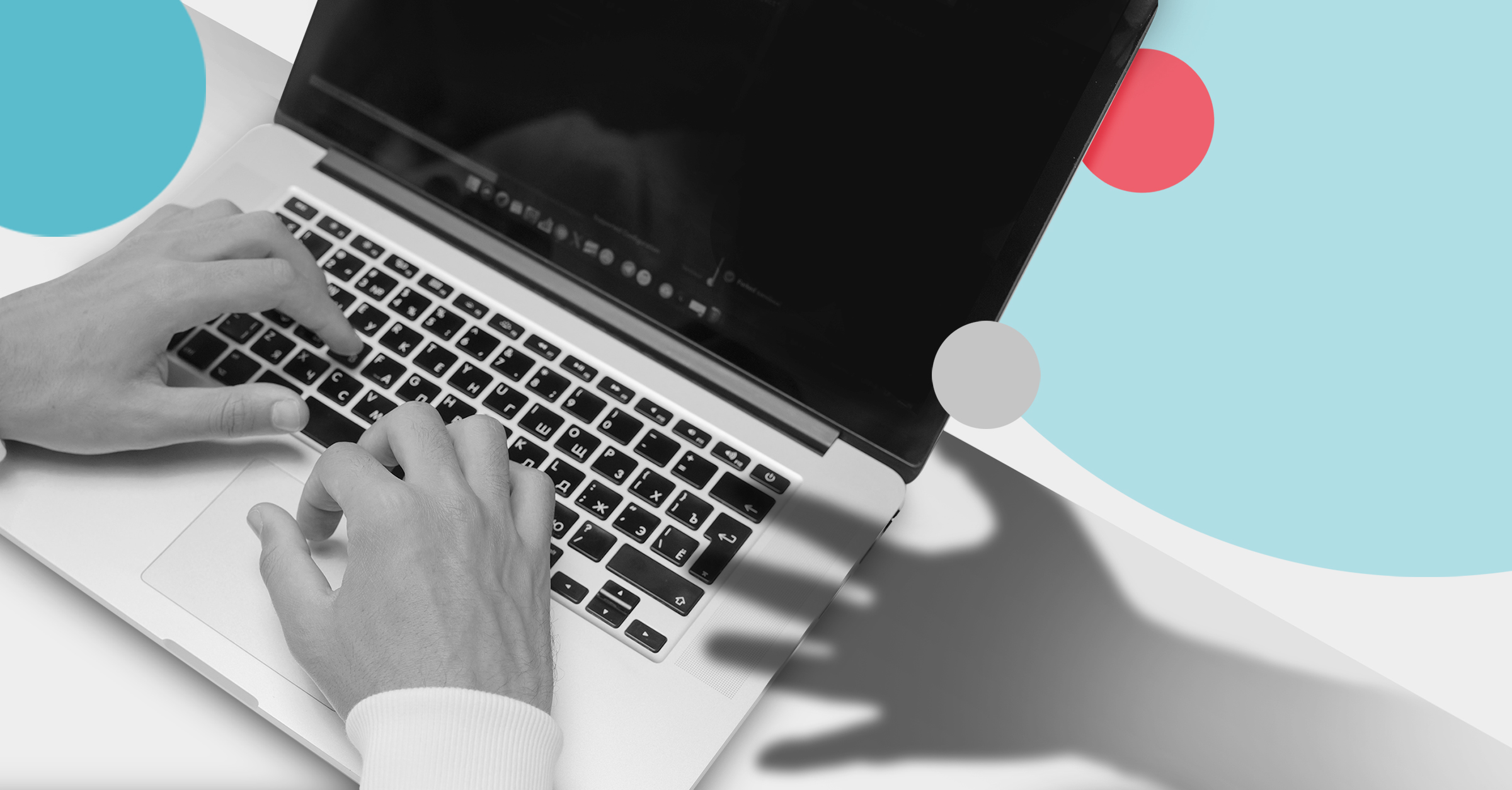 Eine drohende Hand, die nach einem Laptop greift