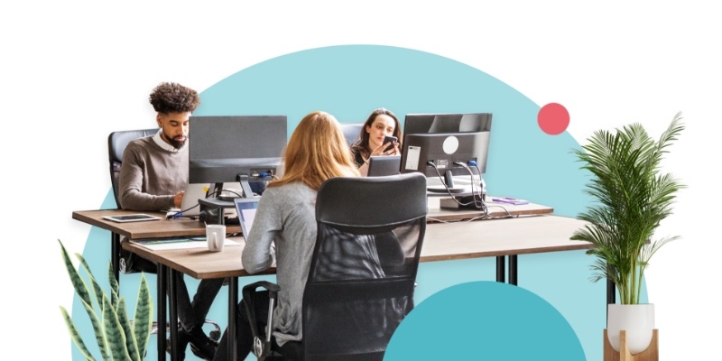 Drei Personen, die gemeinsam in einem Büro arbeiten